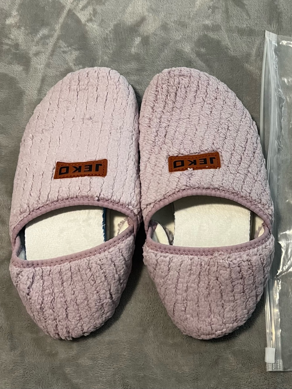 NWT Women’s Slippers 7-8 (38 marked) JEKO Plush Lavender Slip-On Slippers